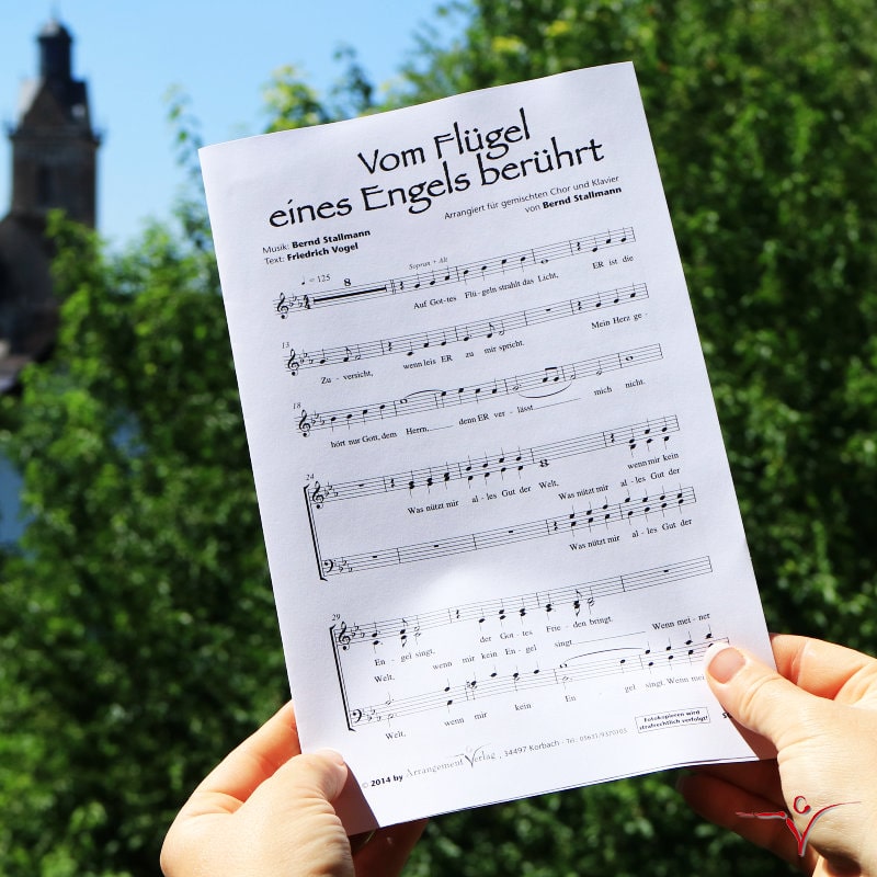 Vom Flügel eines Engels berührt (vierstimmig) für Frauenchor ✓ Ein wunderschönes Kirchenlied. In unserer Live-Hörprobe hören Sie den Frauenchor Ladylike e.V. und MGV Frohsinn Eschenbach 1888. Auch als dreistimmige Ausgabe erhältlich. ♬ Chornoten: Vom Flügel eines Engels berührt